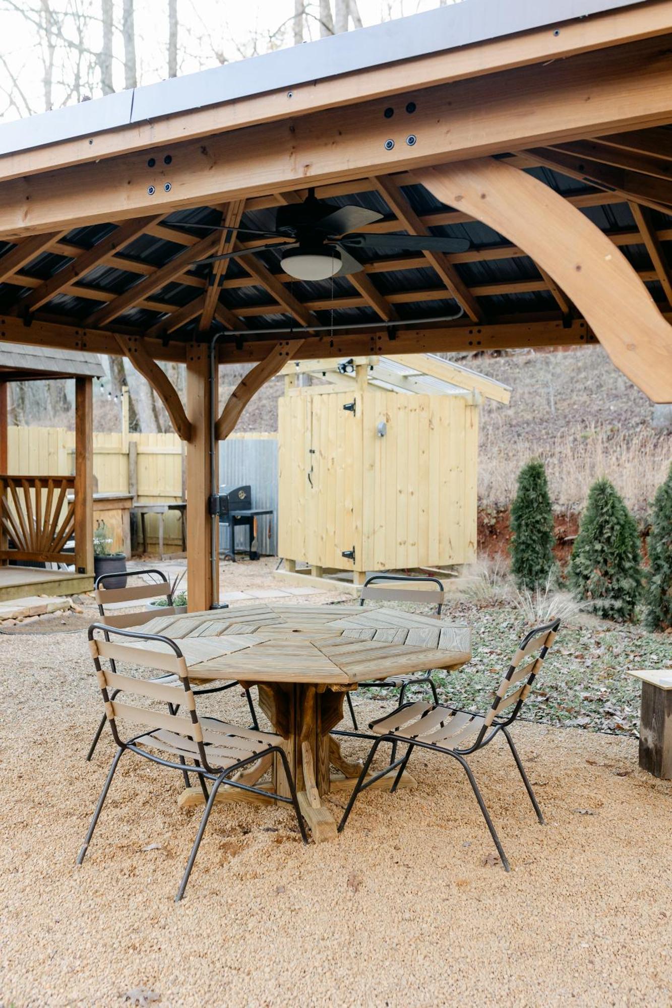 Отель Blythe Shoals Base Camp Cleveland Экстерьер фото